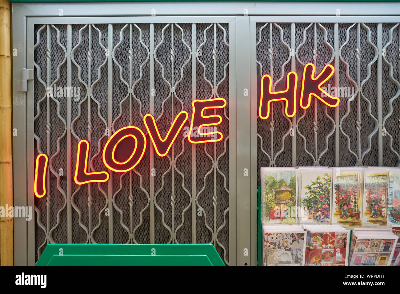 Hongkong, China - ca. April 2019: ICH LIEBE HK unterzeichnen und Postkarten auf Anzeige auf einen Store in Hongkong International Airport. Stockfoto
