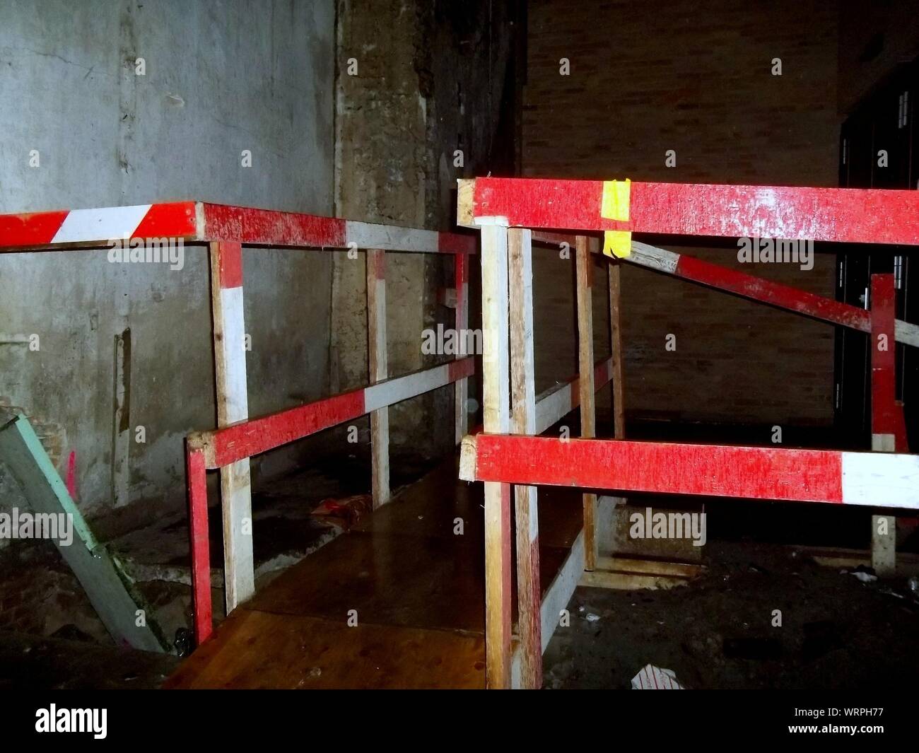 Gehweg In Schäden Gebäude Stockfoto