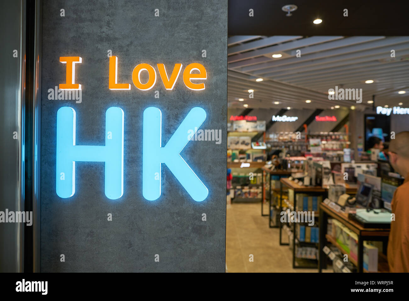 Hongkong, China - ca. April 2019: Nahaufnahme von "ICH LIEBE HK' Schild am E-Lifestyle durch Sprint-Cass in Hong Kong International Airport. Stockfoto
