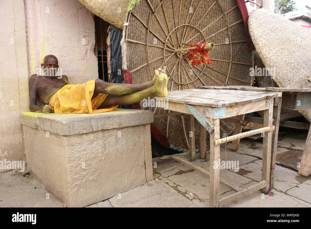 Lifestyle eines heiligen Mannes in Ganges (Varanasi, Indien) Stockfoto