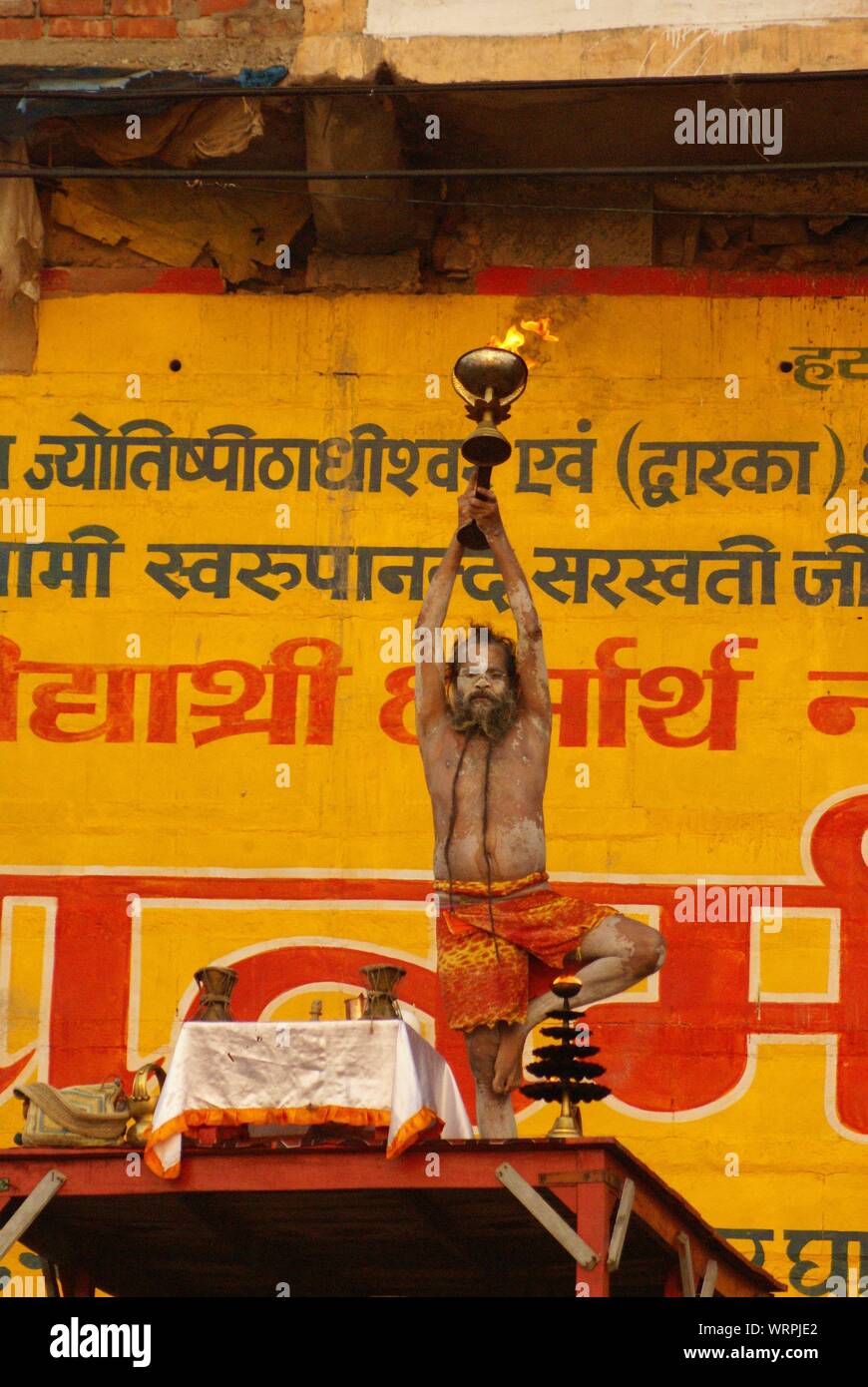 Hindu Ritual eines heiligen Mannes in Ganges (Varanasi). Stockfoto
