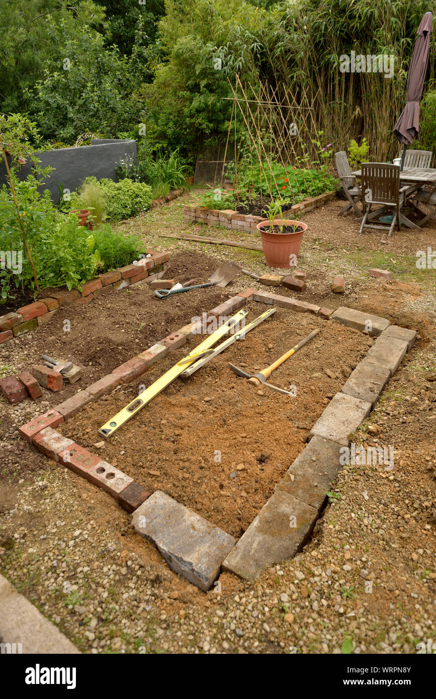 DIY angehobenen Betten aus Ziegelsteinen gemauert Stockfotografie - Alamy