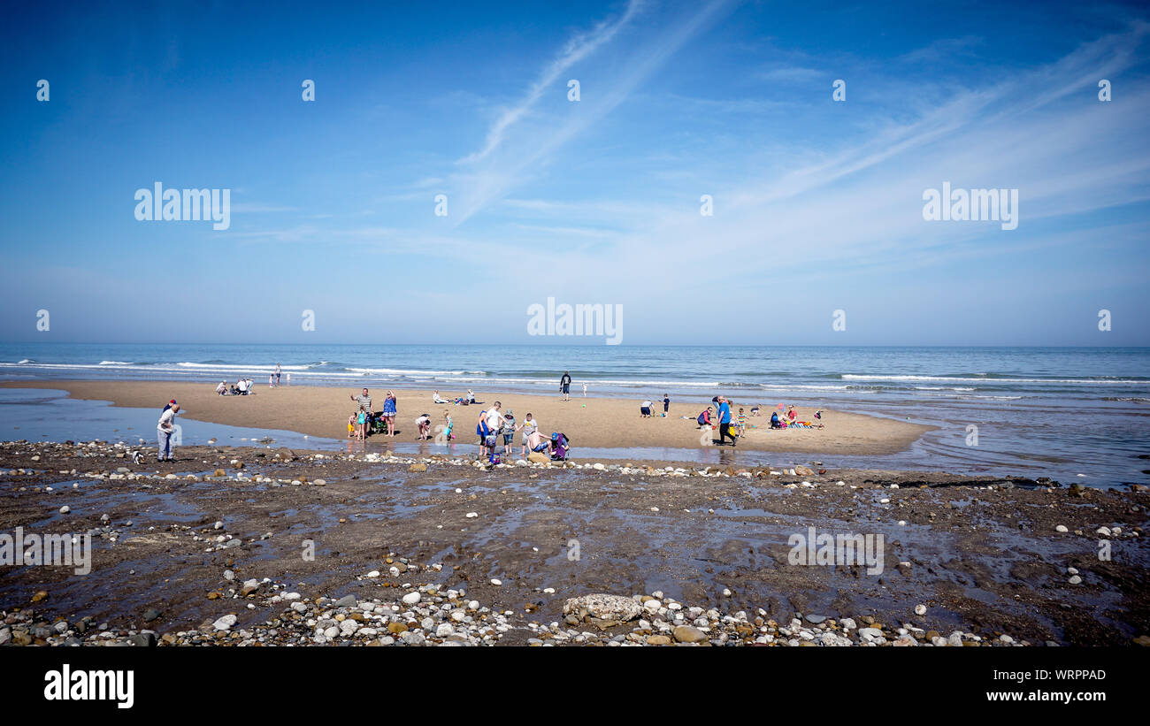 Urlauber genießen das schöne Wetter am Strand von Filey in North Yorkshire. (Foto von Ioannis Alexopoulos/Alamy.) Stockfoto