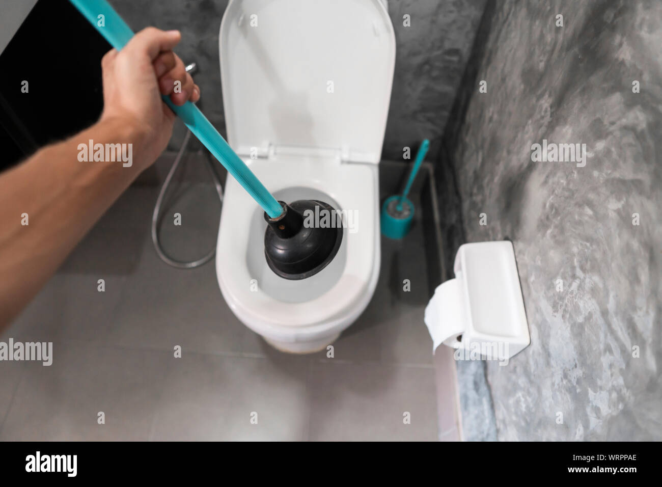 Wc Reparatur von Hand mit einem Wc Kolben. Sanitär. Ein klempner verwendet  ein Kolben eine Toilette zu reinigen. Wc Kolben Stockfotografie - Alamy