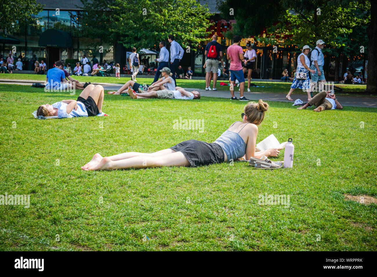 Eine Frau ist Sunbathes im London Bridge gesehen. Stockfoto