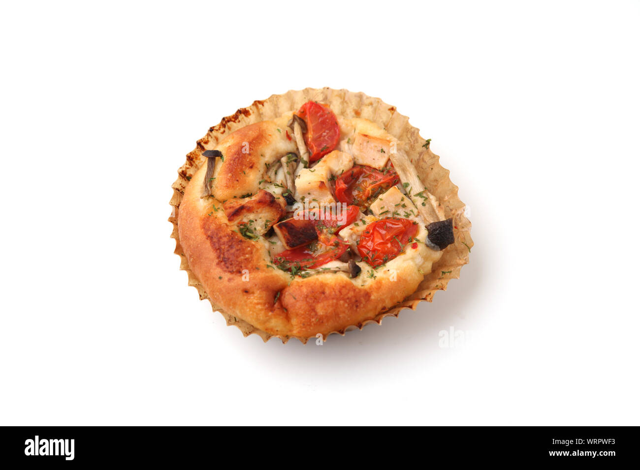 Tomaten Champignons Focaccia Pizza Brot closeup auf weißem Hintergrund Stockfoto