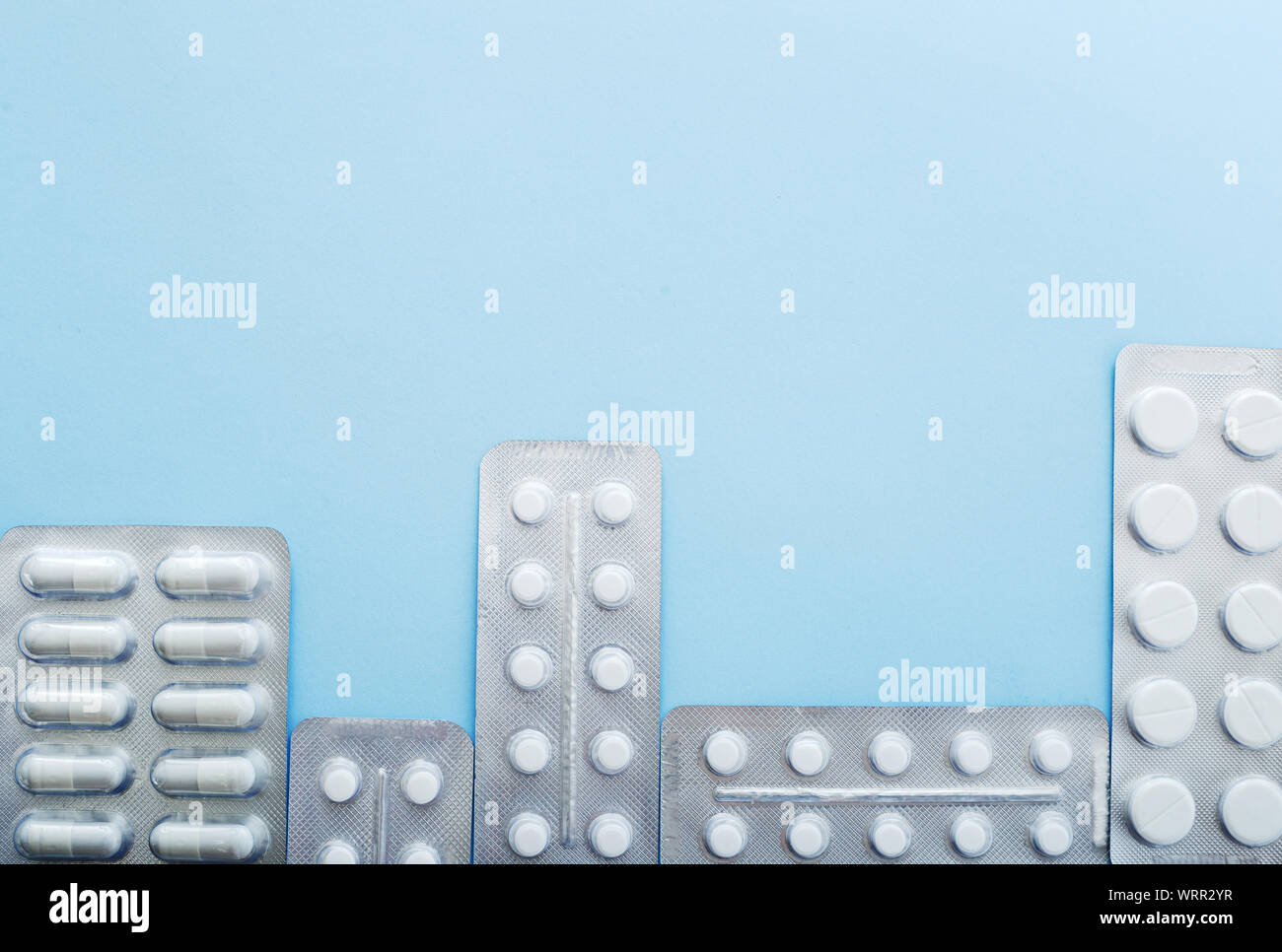 Tabletten und Kapseln Pille in Blisterverpackung. Pharmazeutische Industrie Konzept. Apotheke Apotheke. Antibiotischen Drogewiderstand. Stockfoto