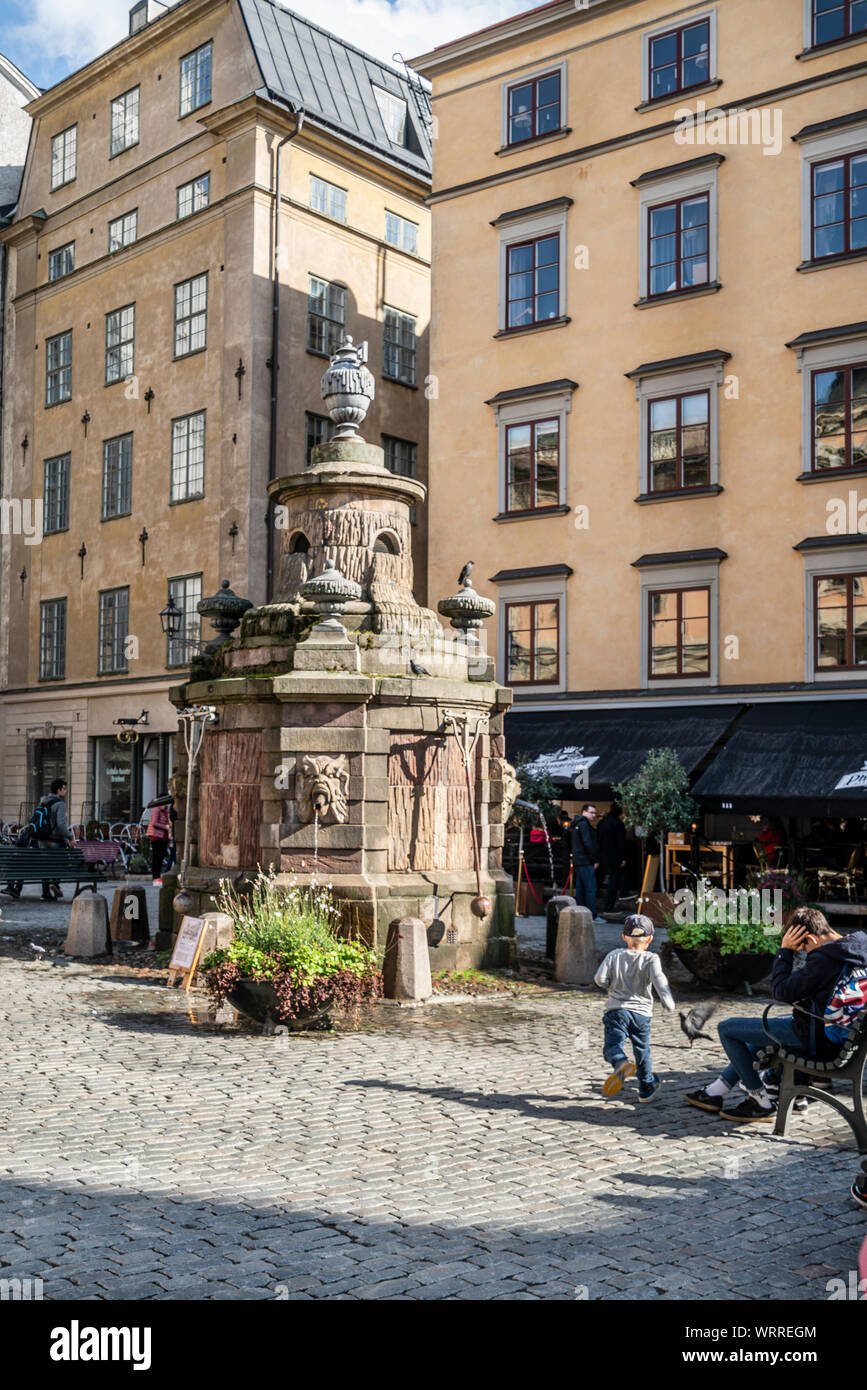 Stockholm, Schweden. September 2019. Die Stortorgsbrunnen Denkmal in der Mitte des Platz Stortorget in Gamla Stan Insel Stockfoto