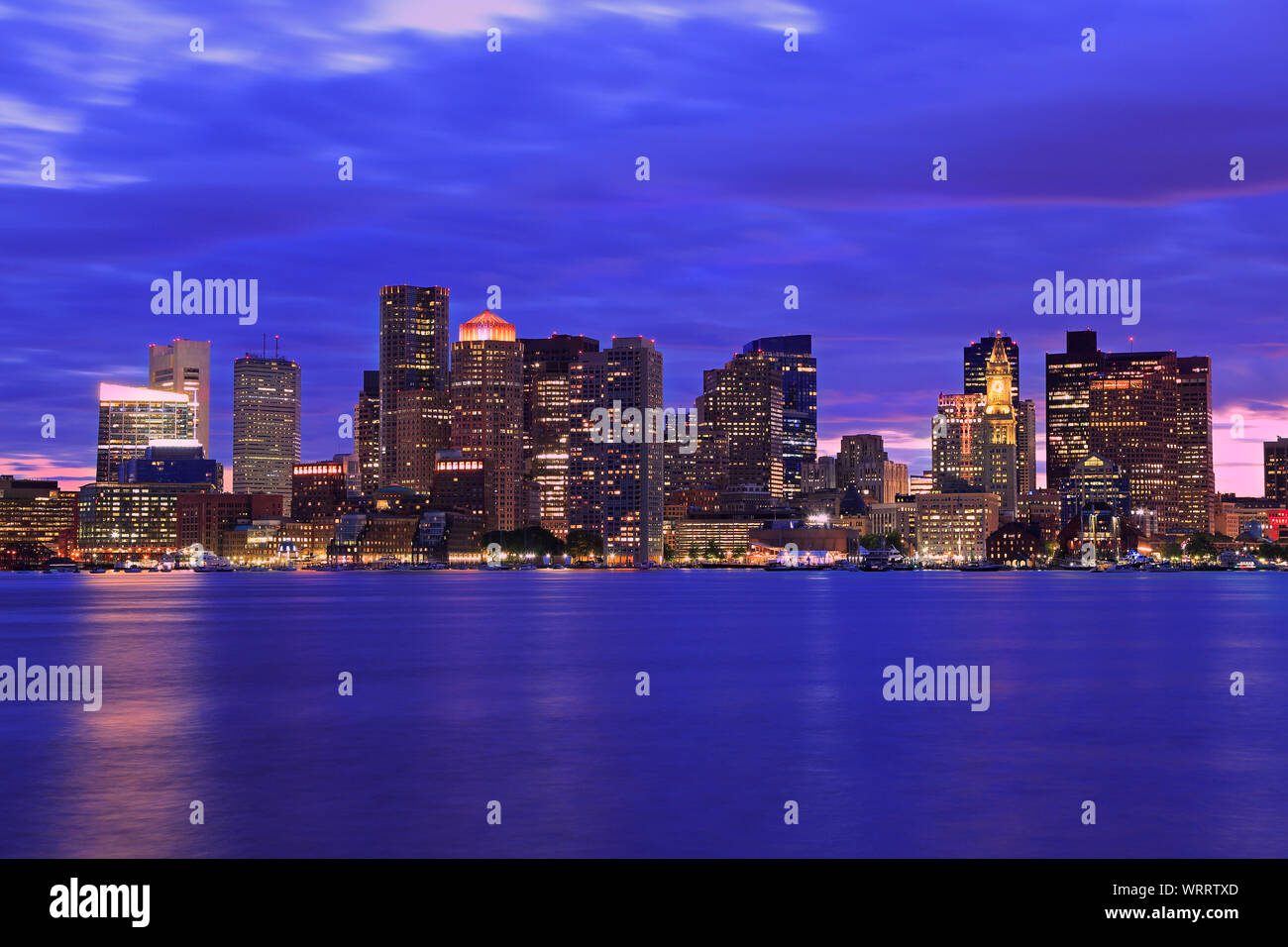 Boston Skyline bei Dämmerung mit Wolkenkratzern Reflexion über den Ozean, Massachusetts, USA Stockfoto