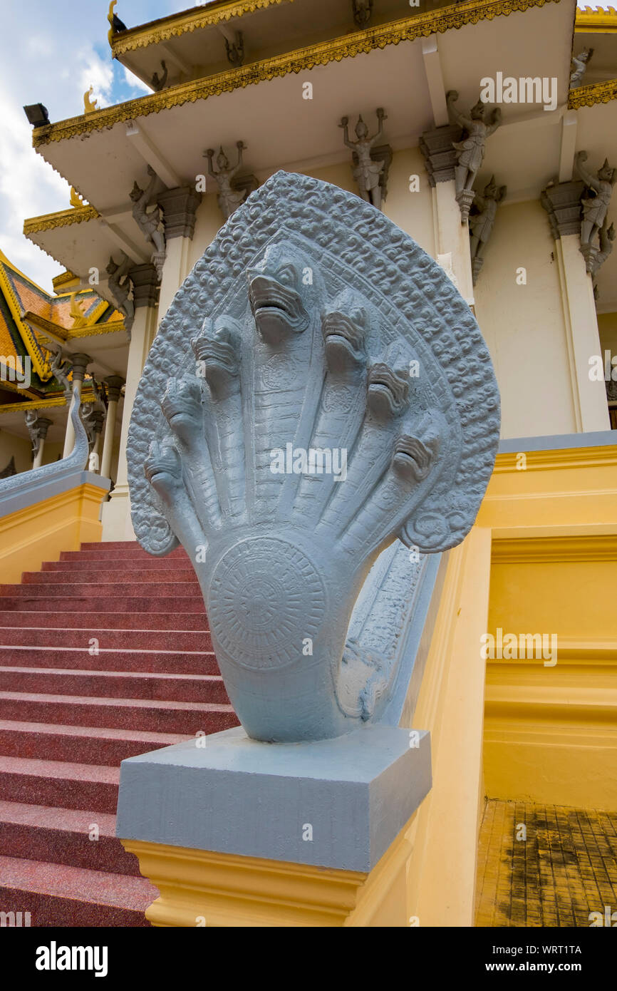 Ein Beispiel für eine Sieben vorangegangen Naga (Schlange) Kopfschmuck am Ende ein Geländer an der Königspalast in Phnom Penh, Kambodscha. Stockfoto