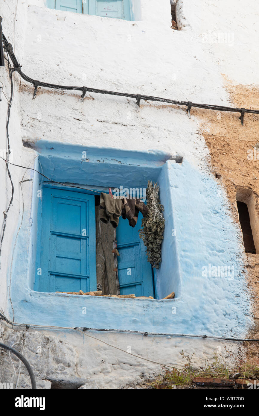 Schöne und Ungewöhnliche blaue Fenster in der Blauen Stadt Marokkos, Chefchaouen gefunden Stockfoto