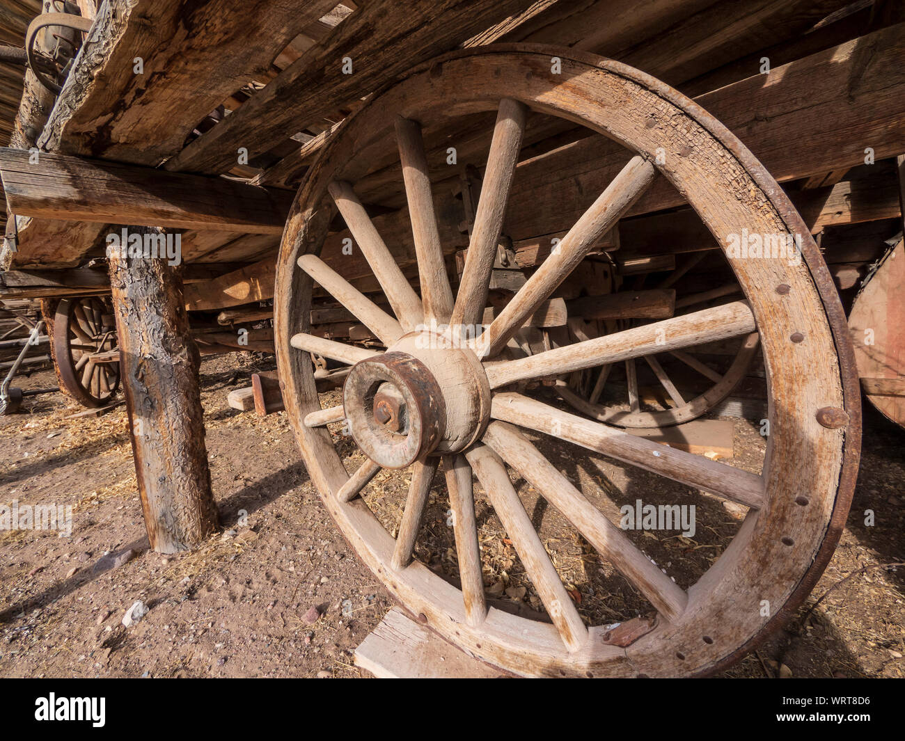 Wagon Wheel unter Güterwagen, John jarvie Historisches Anwesen, Braun Park, Utah. Stockfoto
