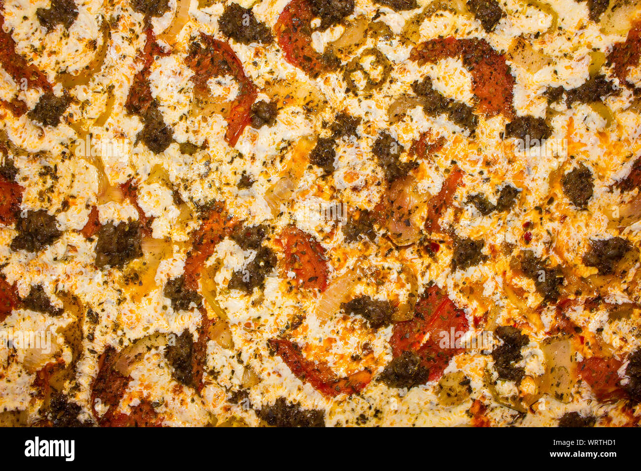 Hintergrund der leckeren warmen Pizza mit Würstchen, Paprika, Zwiebeln, und Mozzarella Stockfoto