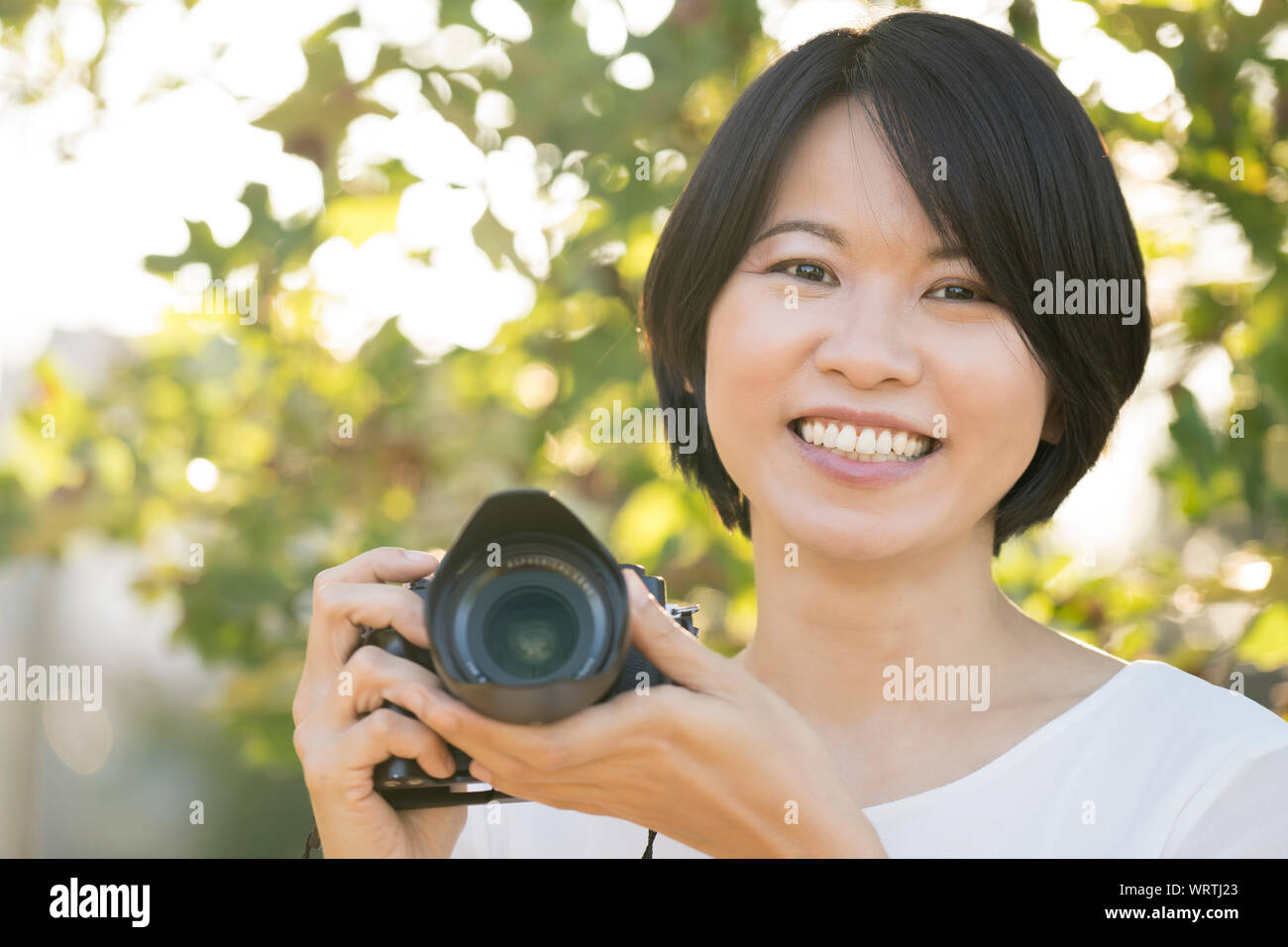 Portrait junge asiatische Frau mit Kamera Stockfoto