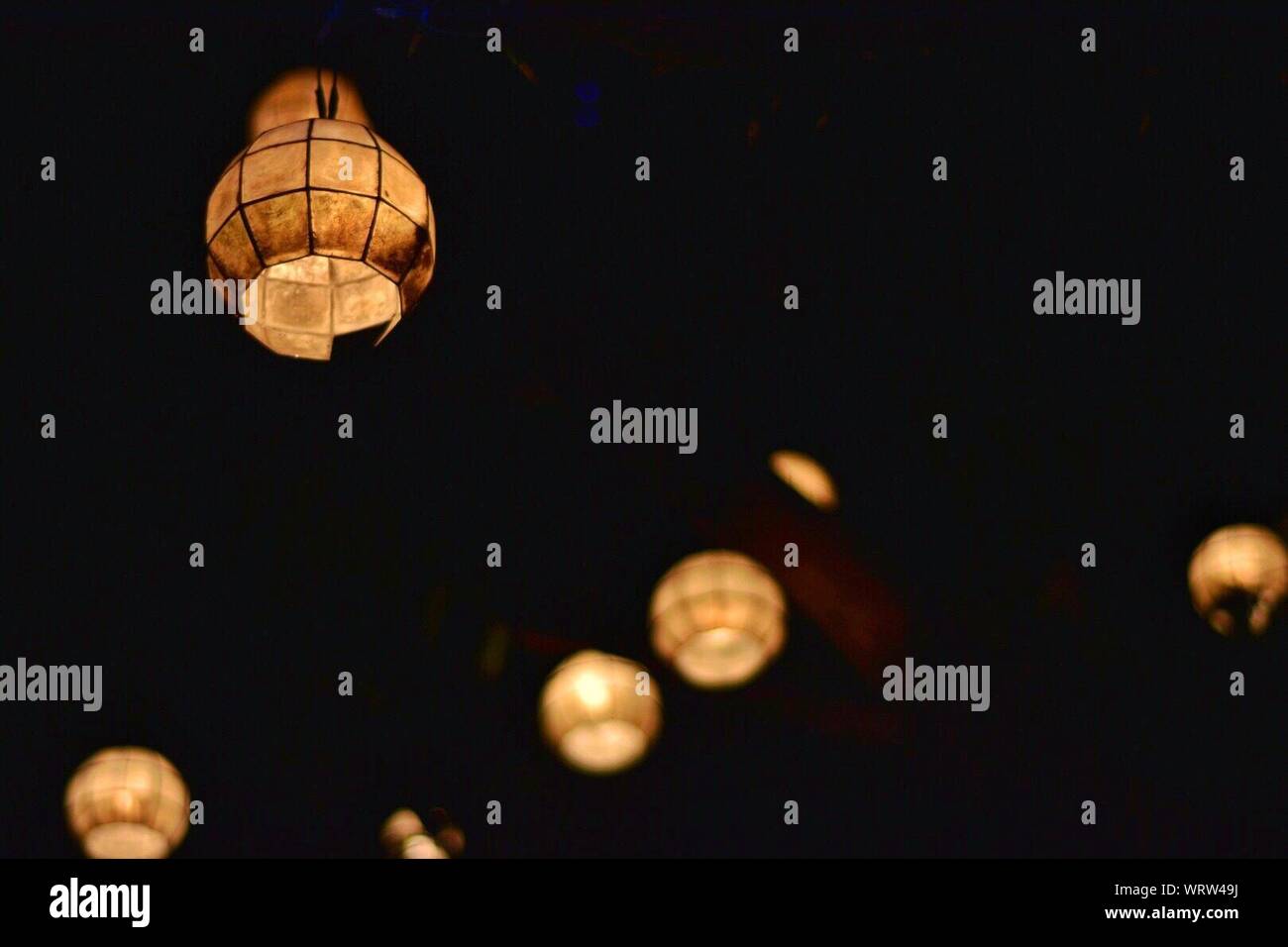 Low Angle Blick auf das beleuchtete Papier Laternen in den Himmel bei Nacht Stockfoto