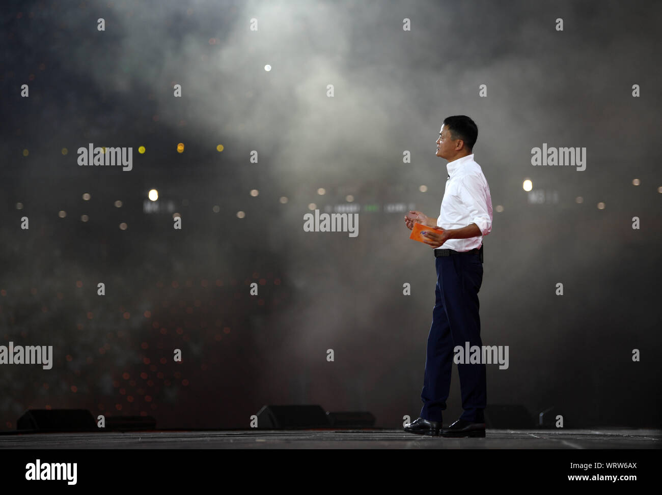 (190911) - Hangzhou, Sept. 11, 2019 (Xinhua) - Jack Ma gibt eine Rede an einer Funktion des 20-jährigen Jubiläums des Alibaba Group in Hangzhou, der Hauptstadt der ostchinesischen Provinz Zhejiang, Sept. 10, 2019. Jack Ma offiziell trat als Vorsitzende der Gruppe der Alibaba Dienstag, Übergabe der Position für das Unternehmen CEO Daniel Zhang. Es ist ein besonderer Tag für die beiden chinesischen Milliardär und der e-commerce Riese er Co - gegründet. Ma, ein ehemaliger Englischlehrer, dreht 55 Dienstag, die auch den 20. Jahrestag der Alibaba Group gekennzeichnet und fiel mit Teachers' Day. Ma, übergab den CEO Position Stockfoto