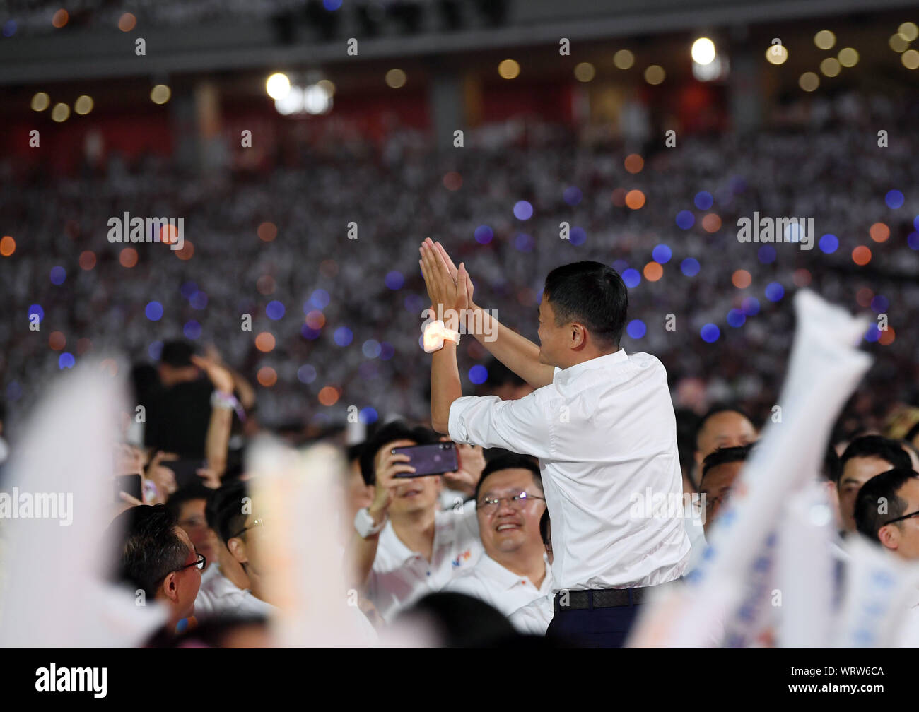 (190911) - Hangzhou, Sept. 11, 2019 (Xinhua) - Jack Ma drückt seine Dankbarkeit für Mitarbeiter auf eine Funktion des 20-jährigen Jubiläums des Alibaba Group in Hangzhou, der Hauptstadt der ostchinesischen Provinz Zhejiang, Sept. 10, 2019. Jack Ma offiziell trat als Vorsitzende der Gruppe der Alibaba Dienstag, Übergabe der Position für das Unternehmen CEO Daniel Zhang. Es ist ein besonderer Tag für die beiden chinesischen Milliardär und der e-commerce Riese er Co - gegründet. Ma, ein ehemaliger Englischlehrer, dreht 55 Dienstag, die auch den 20. Jahrestag der Alibaba Group gekennzeichnet und fiel mit Teachers' Day. Ma übergeben Stockfoto