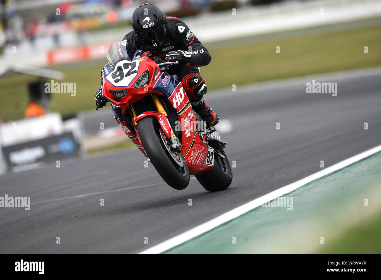 92, Damon Rees, Honda CBR1000SP1, zieht einen Wheelie auf der Zielgeraden an australischen Superbikes Runde 5 Winton Raceway Victoria Stockfoto