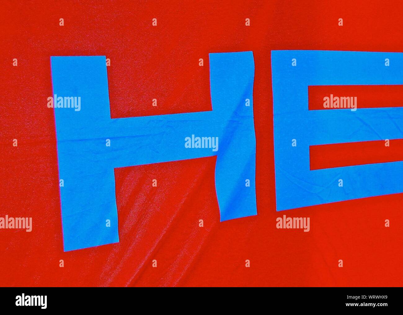 Close-up von Großbuchstaben auf rotem Hintergrund Stockfoto