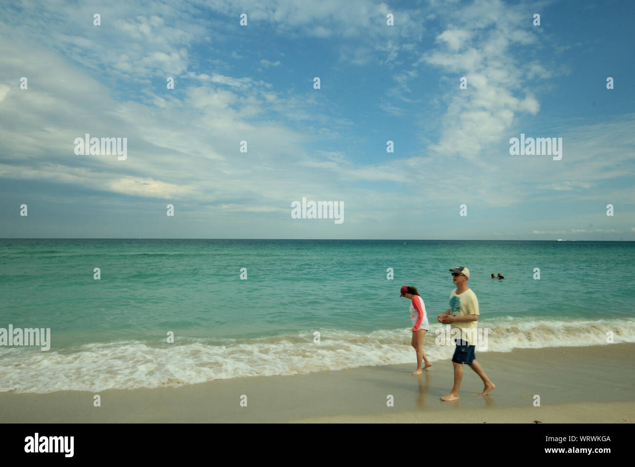 Amerikanische suchen Senior zu Fuß am Strand - Senior Lebensstil Stockfoto