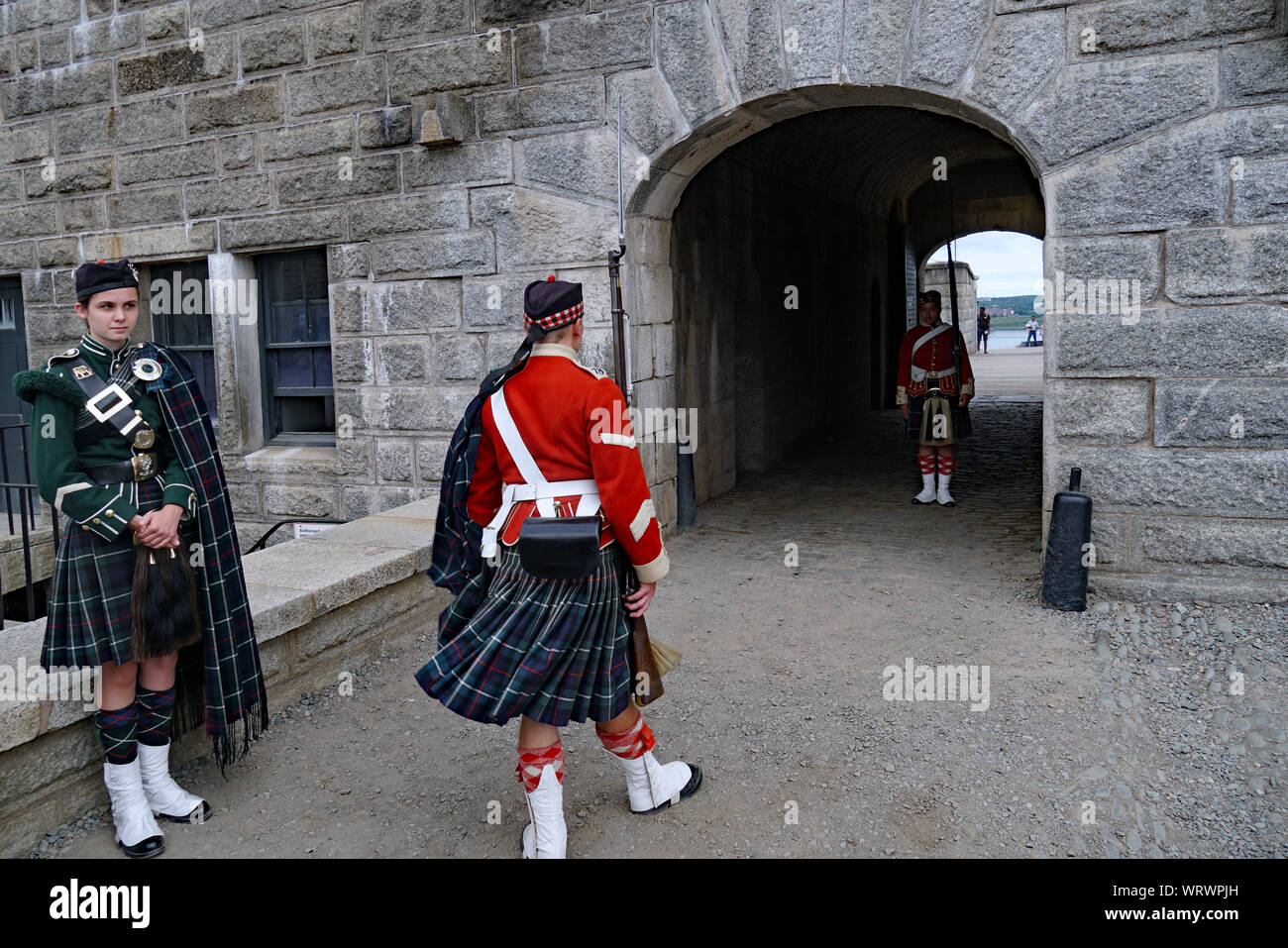 HALIFAX, Nova Scotia - AUGUST 2019: Soldaten in traditionellen schottischen Uniformen durch die Wachablösung in der Zitadelle. Stockfoto