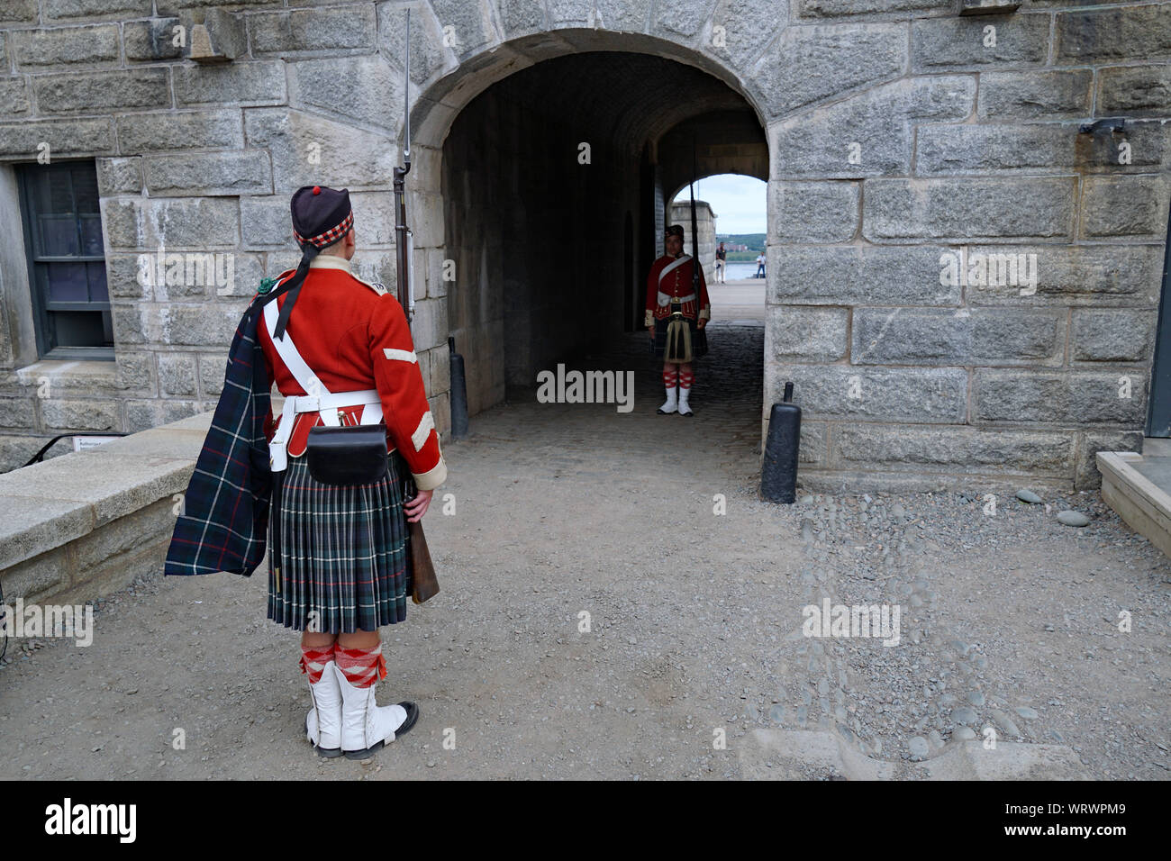 HALIFAX, Nova Scotia - AUGUST 2019: Soldaten in traditionellen schottischen Uniformen durch die Wachablösung in der Zitadelle. Stockfoto