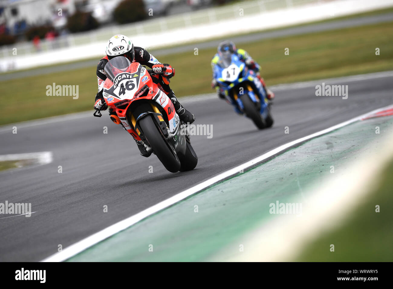 Ducati 1299 FE rider Mike Jones und Suzuki Racing Ecstar's Wayne Maxwell. Runde 5 2. Rennen der australischen Superbikes Winton Raceway Victoria Stockfoto