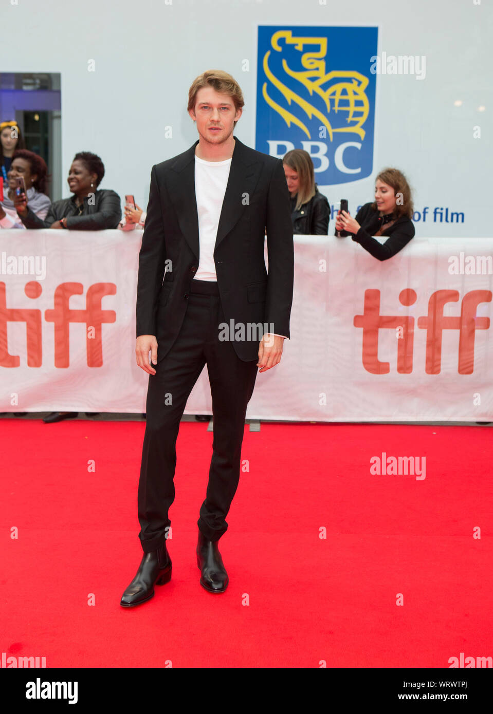 Toronto, Kanada. 10 Sep, 2019. Schauspieler Joe Alwyn kommt auf dem roten Teppich für die Weltpremiere des Films "Harriet" bei Roy Thomson Hall während der 2019 Toronto International Film Festival in Toronto, Kanada, Sept. 10, 2019. Credit: Zou Zheng/Xinhua Stockfoto