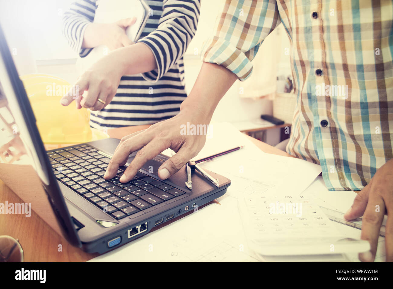 Zwei Kollegen diskutieren Daten arbeiten mit Bauplan im Amt. Stockfoto