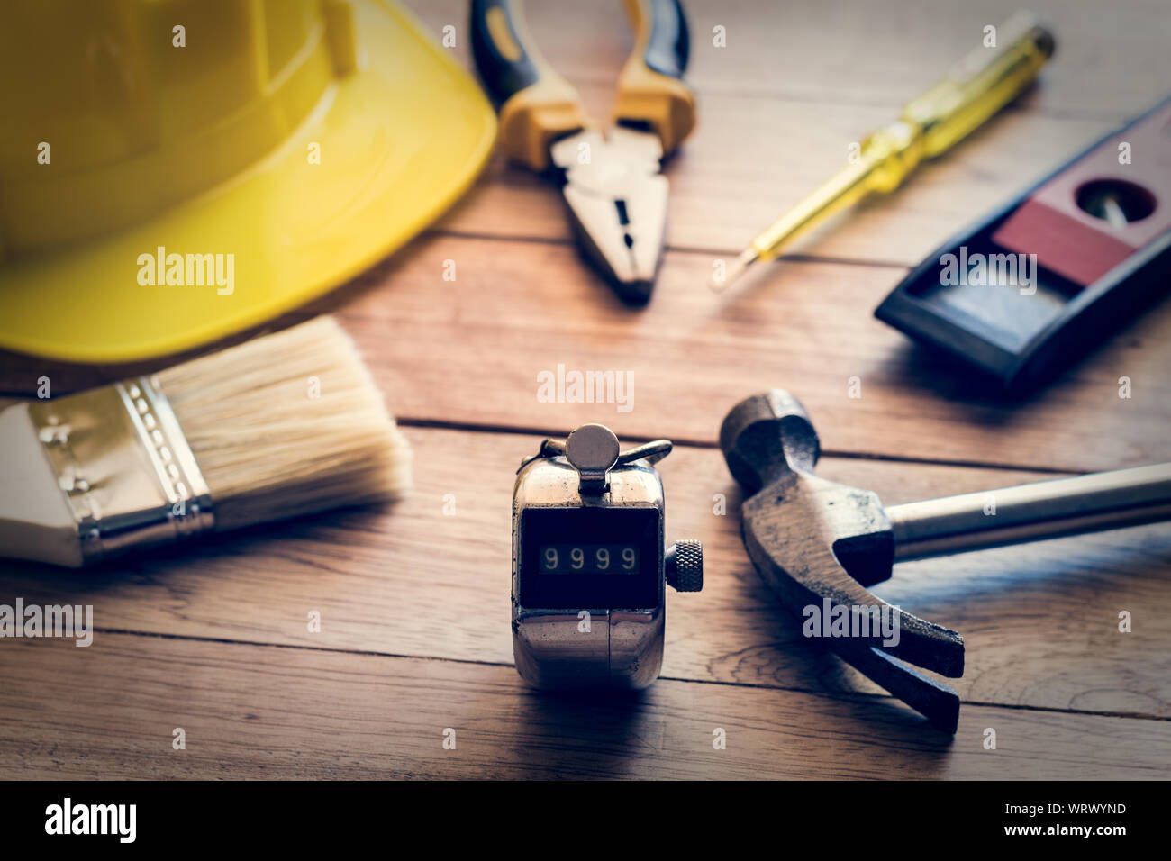 Construction Tools auf Holzbrett im Vintage Style Hintergrund Stockfoto