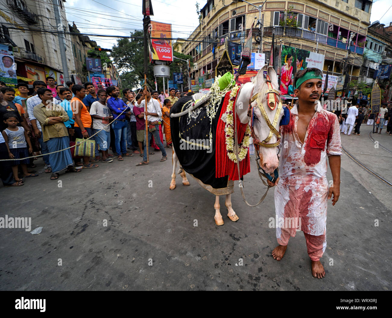 Kolkata, Indien. 10 Sep, 2019. Einen schiitischen Anhänger mit einem heiligen Pferd während des Muharram Prozession von Kolkata. Muharram ist der erste Monat des Islamischen Kalenders & Ashura ist der zehnte Tag des Monats Muharram, an dem die Erinnerung an das Martyrium des Imam Hussain, der Enkel des Propheten Mohammed (Friede sei mit ihm), in der Schlacht von Kerbela, getan wird. Credit: SOPA Images Limited/Alamy leben Nachrichten Stockfoto