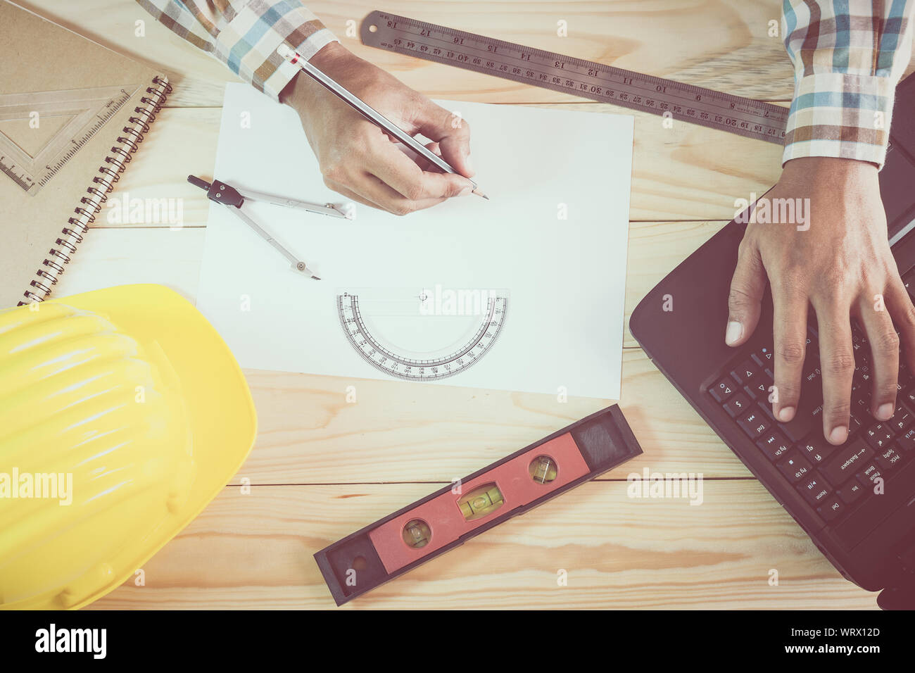 Hand des Architekten arbeiten mit Laptop auf dem Schreibtisch aus Holz Stockfoto