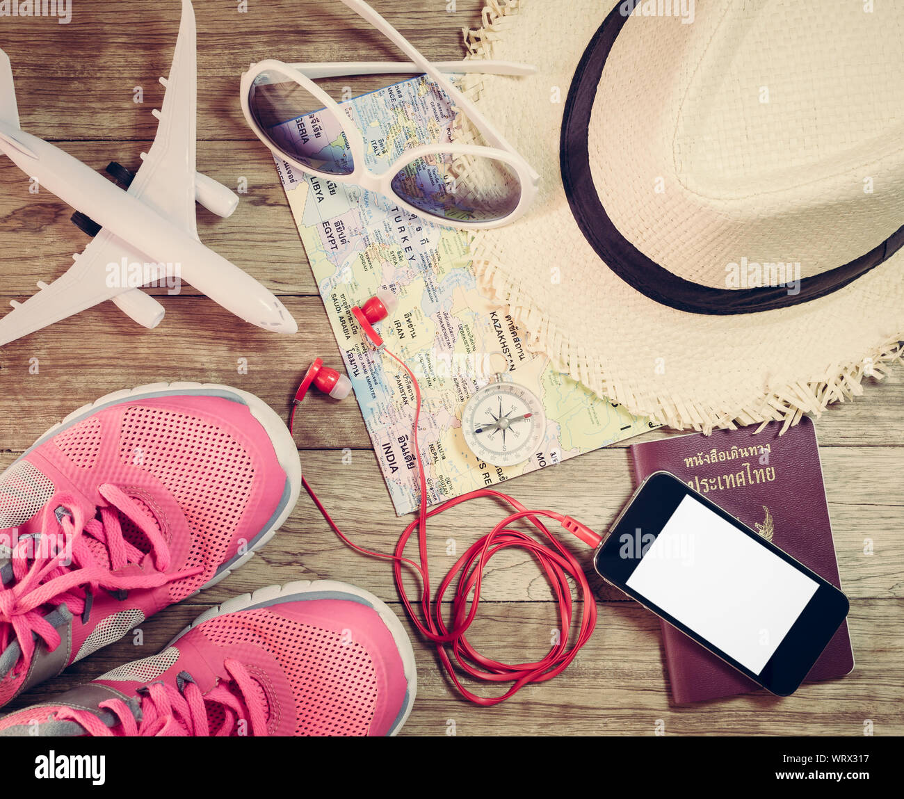 Travel Concept mit persönlichen Accessoire auf Holzbrett Stockfoto