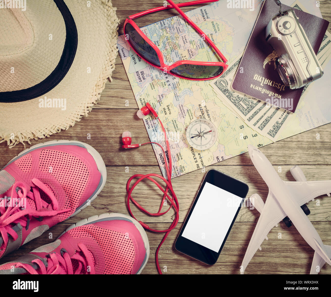 Travel Concept mit persönlichen Accessoire auf Holzbrett Stockfoto