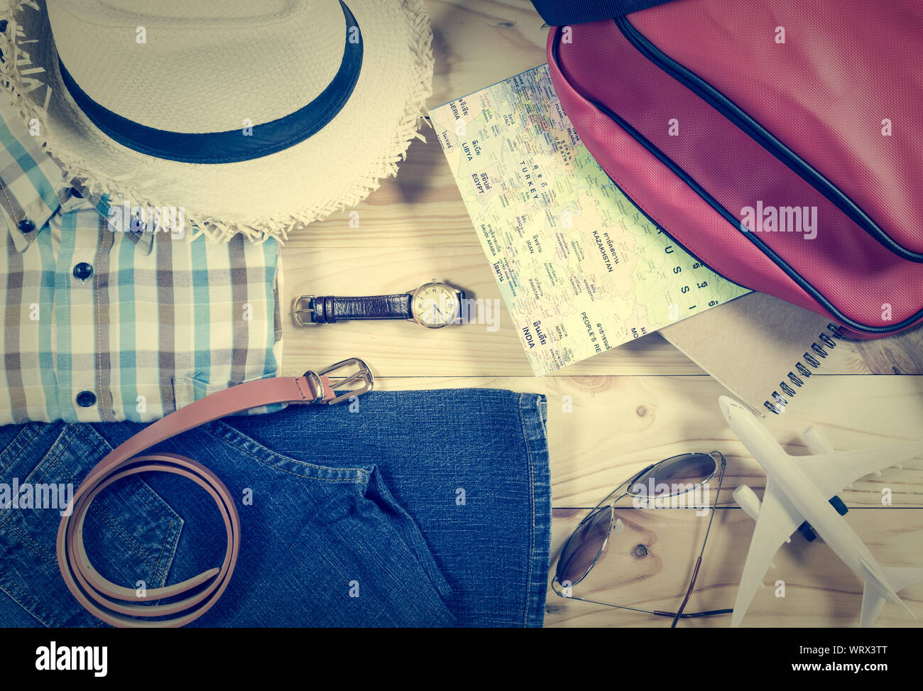 Travel Concept mit persönlichen Accessoire auf Holzbrett im Vintage Style Stockfoto