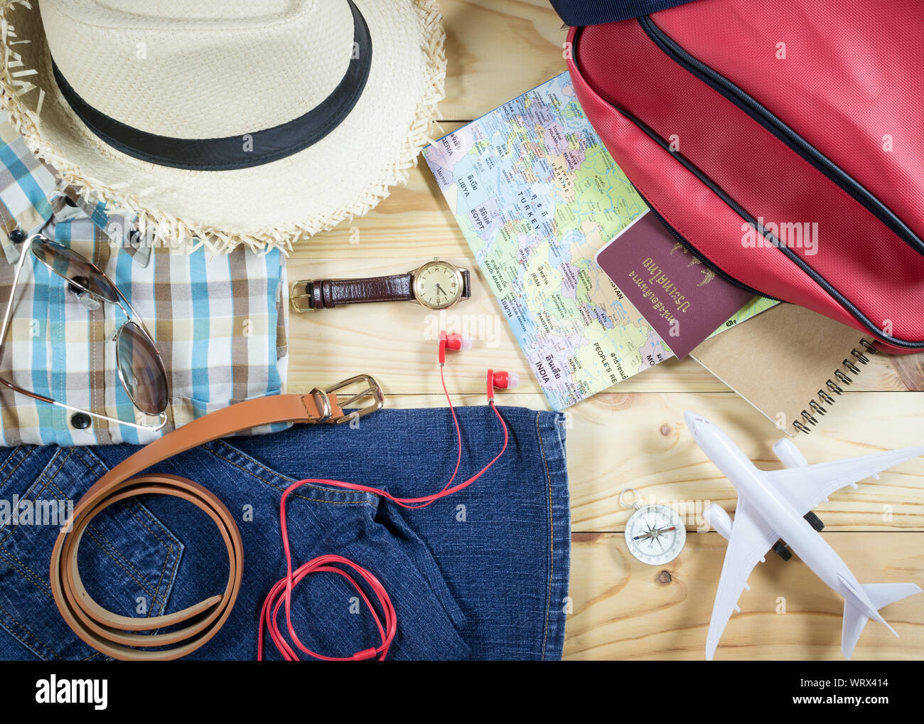 Travel Concept mit persönlichen Accessoire auf Holzbrett Stockfoto