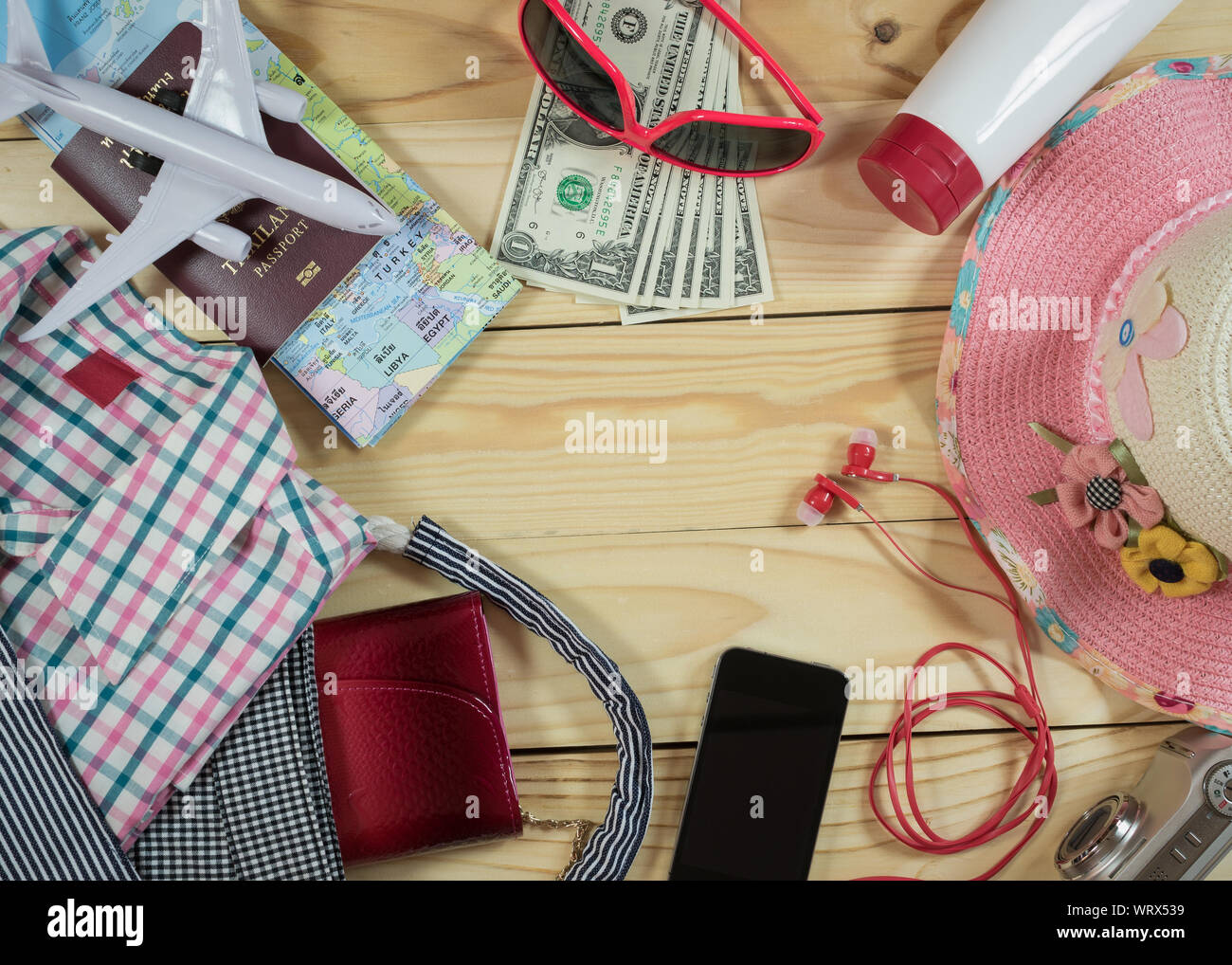 Travel Concept mit weiblichen persönlichen Accessoire auf Holzbrett Stockfoto