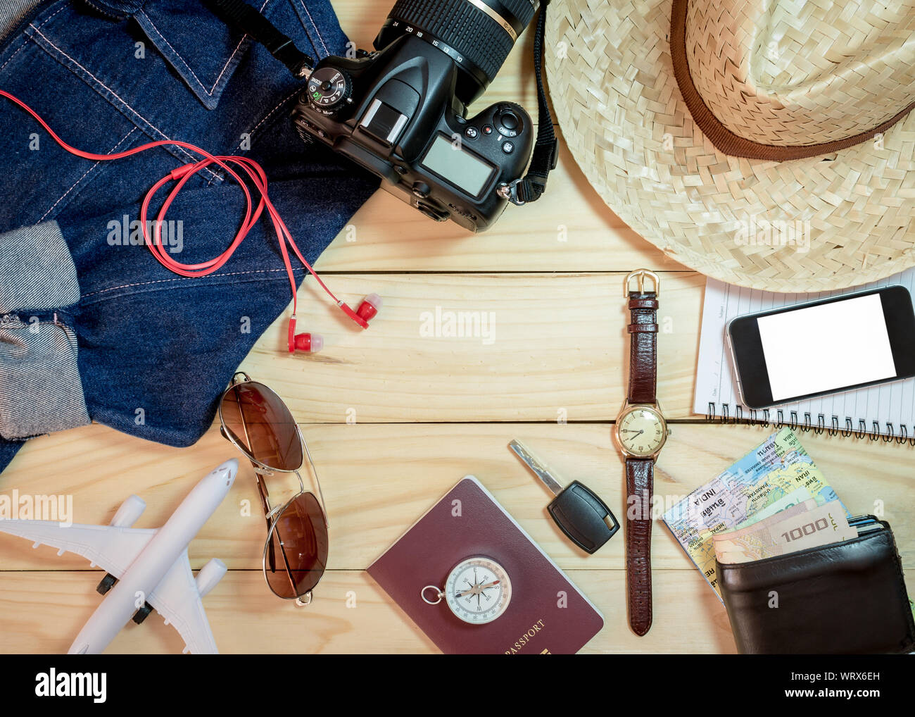 Satz Kleidung und Zubehör auf Holzbrett Hintergrund, Travel Concept. Stockfoto