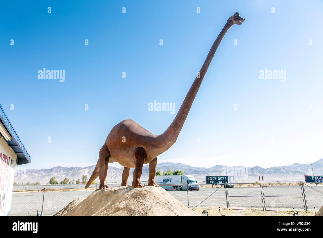 Ein Dinosaurier Statue an Peggy Sue DinerSaur Park, Peggy klagt 50's