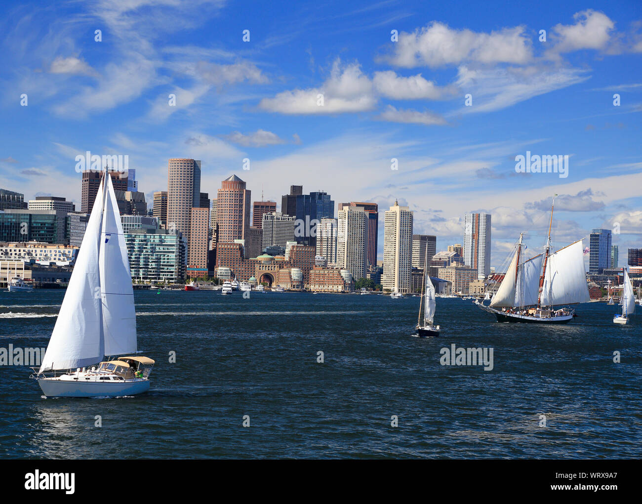 Boston Skyline mit Wolkenkratzern Reflexionen in den Ozean und rostige Kette im Vordergrund, Massachusetts, USA Stockfoto