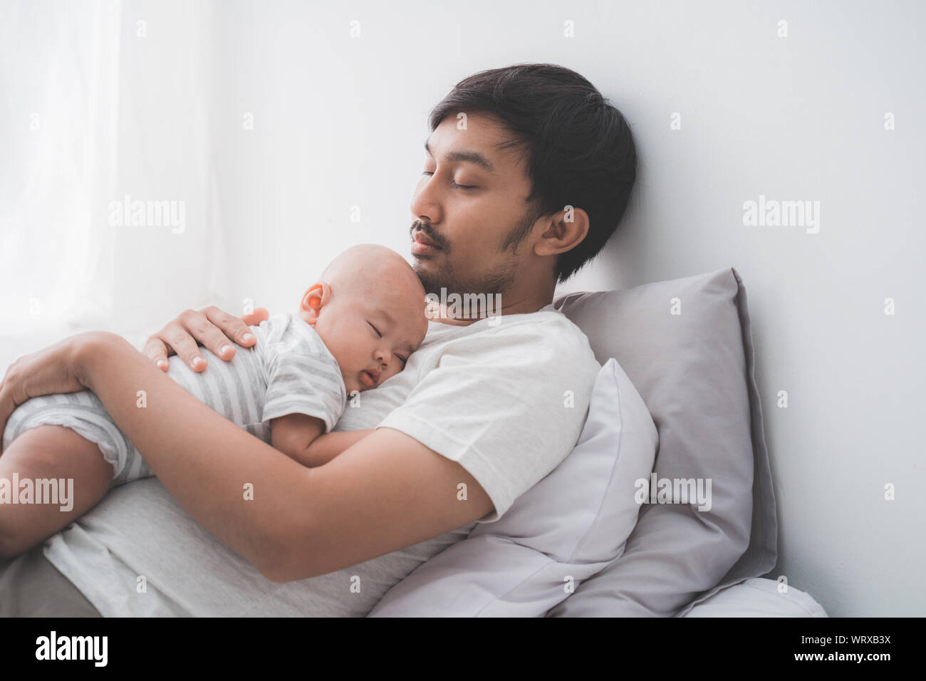 Cute Baby schlafen auf des Vaters Brust Stockfoto