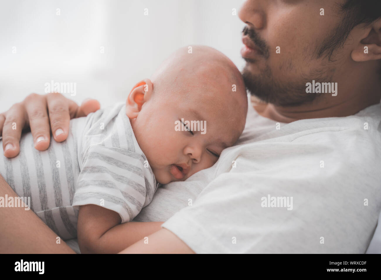 Cute Baby schlafen auf des Vaters Brust Stockfoto