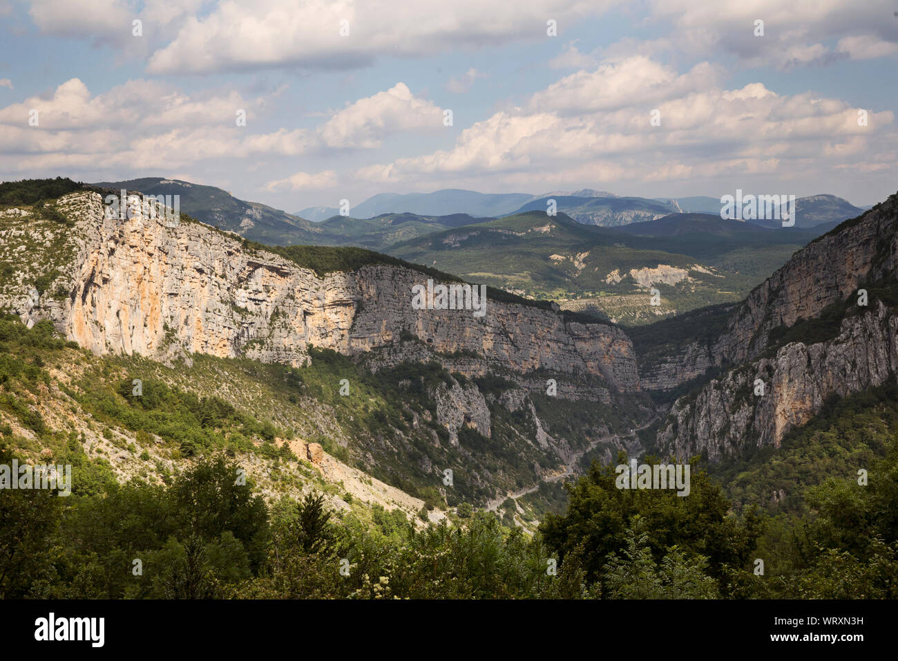 Die Südlichen Alpen in der Provence, Frankreich sind atemberaubend. Mit Blick auf und Rundfahrten führen Sie durch die Berge und Dörfer. Die schöne Landschaft. Stockfoto