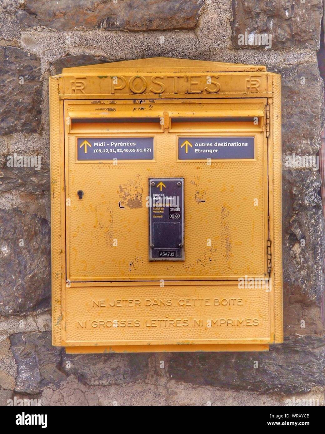 Briefkasten auf Stein Wand Stockfotografie - Alamy