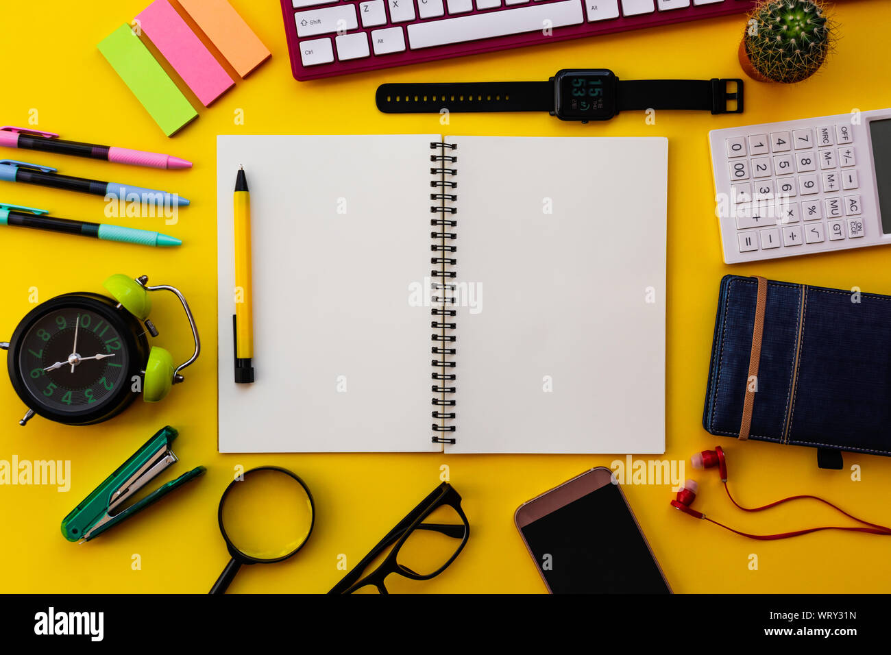 Leere weiße Notepad mit Büro und persönliches Zubehör auf gelbem Hintergrund, Business Motivation und Inspiration Konzepte. Stockfoto
