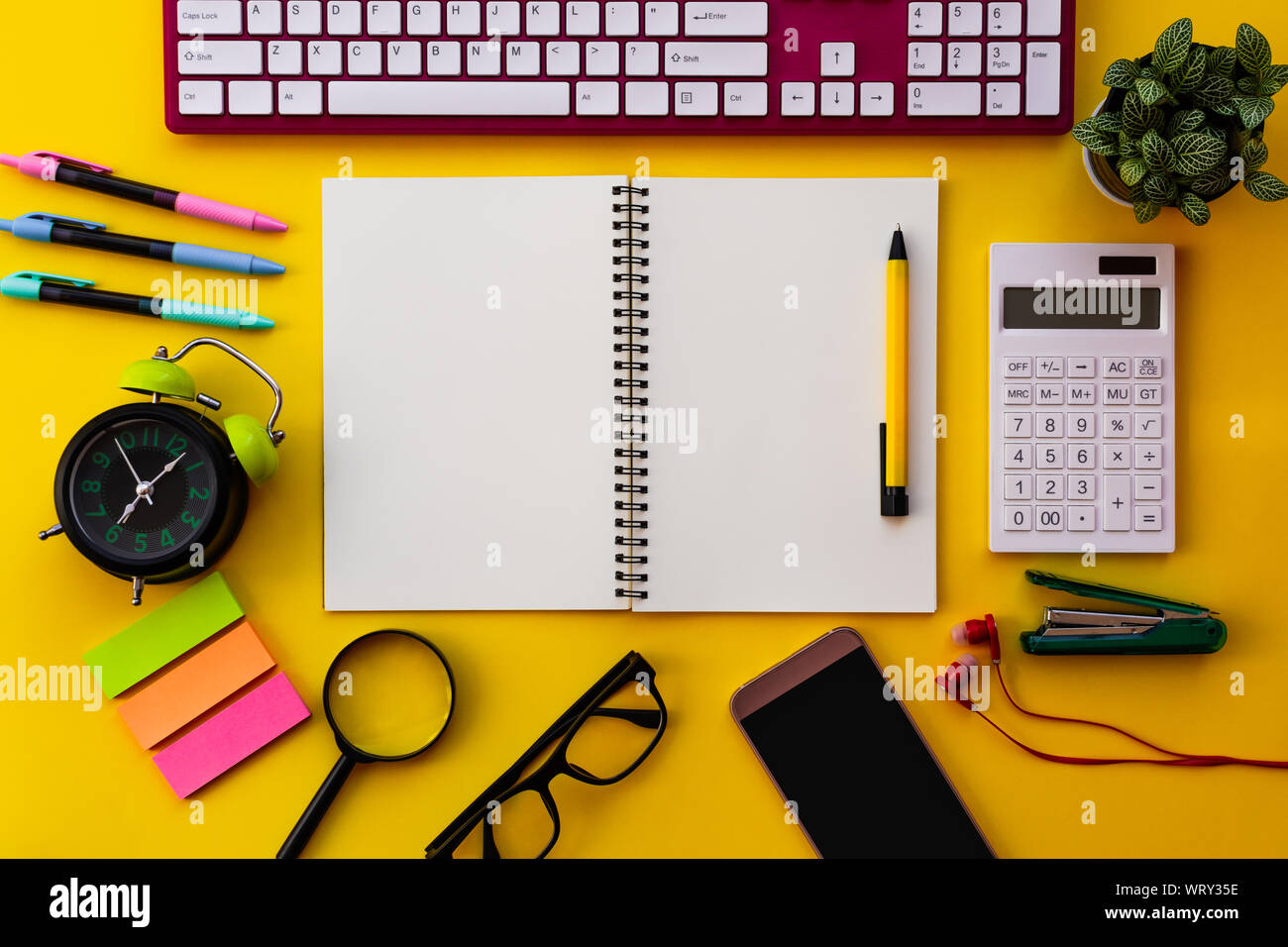 Leere weiße Notepad mit Büro und persönliches Zubehör auf gelbem Hintergrund, Business und Bildung Motivation und Inspiration Konzepte isoliert. Stockfoto