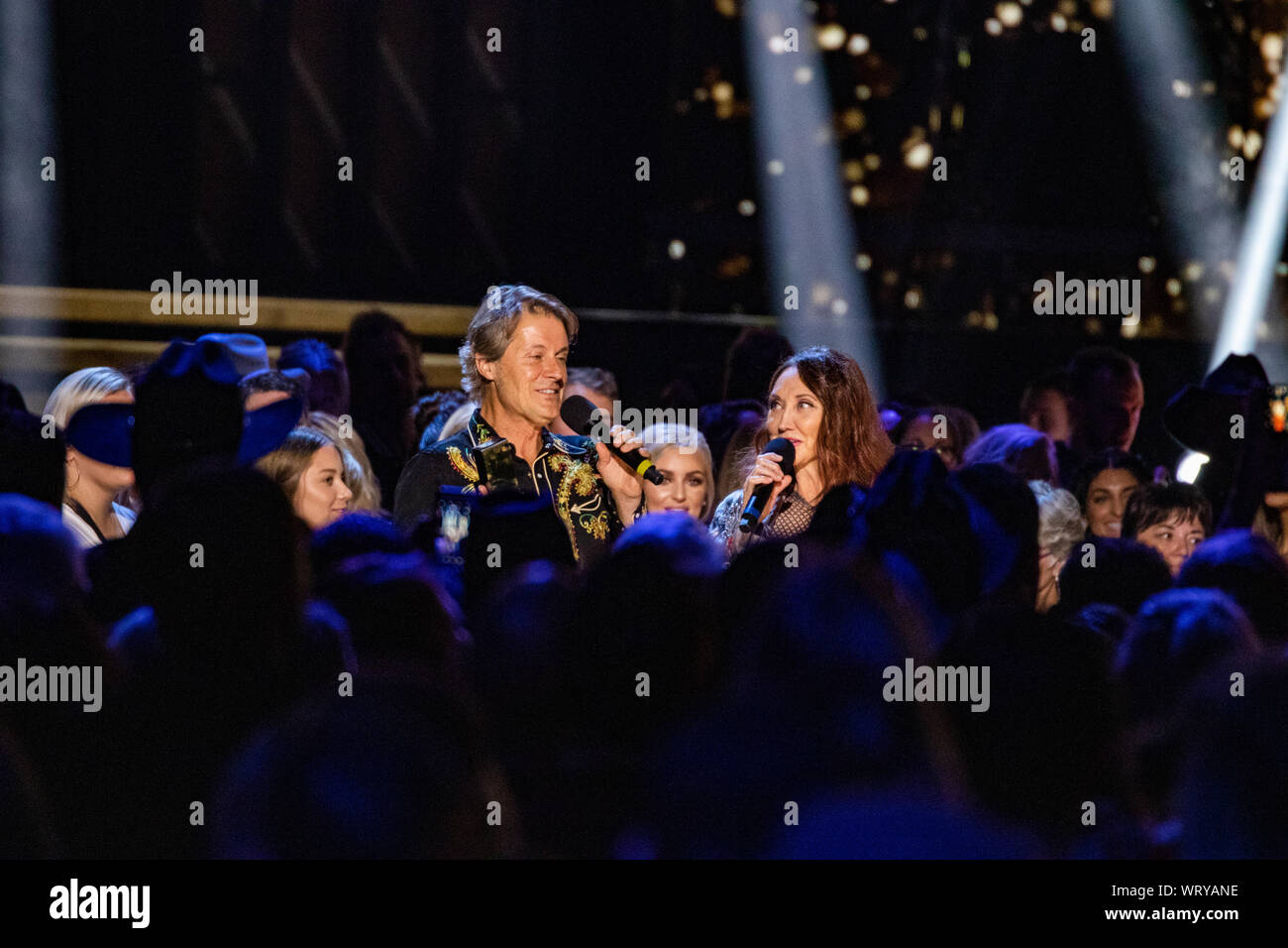 Calgary, Kanada. 08 Sep, 2019. Blue Rodeo's Jim Cuddy und Country Musik Symbol Pam Tillis verkünden die männliche Künstler des Jahres während der 2019 Canadian Country Music Association Awards zeigen. Credit: SOPA Images Limited/Alamy leben Nachrichten Stockfoto