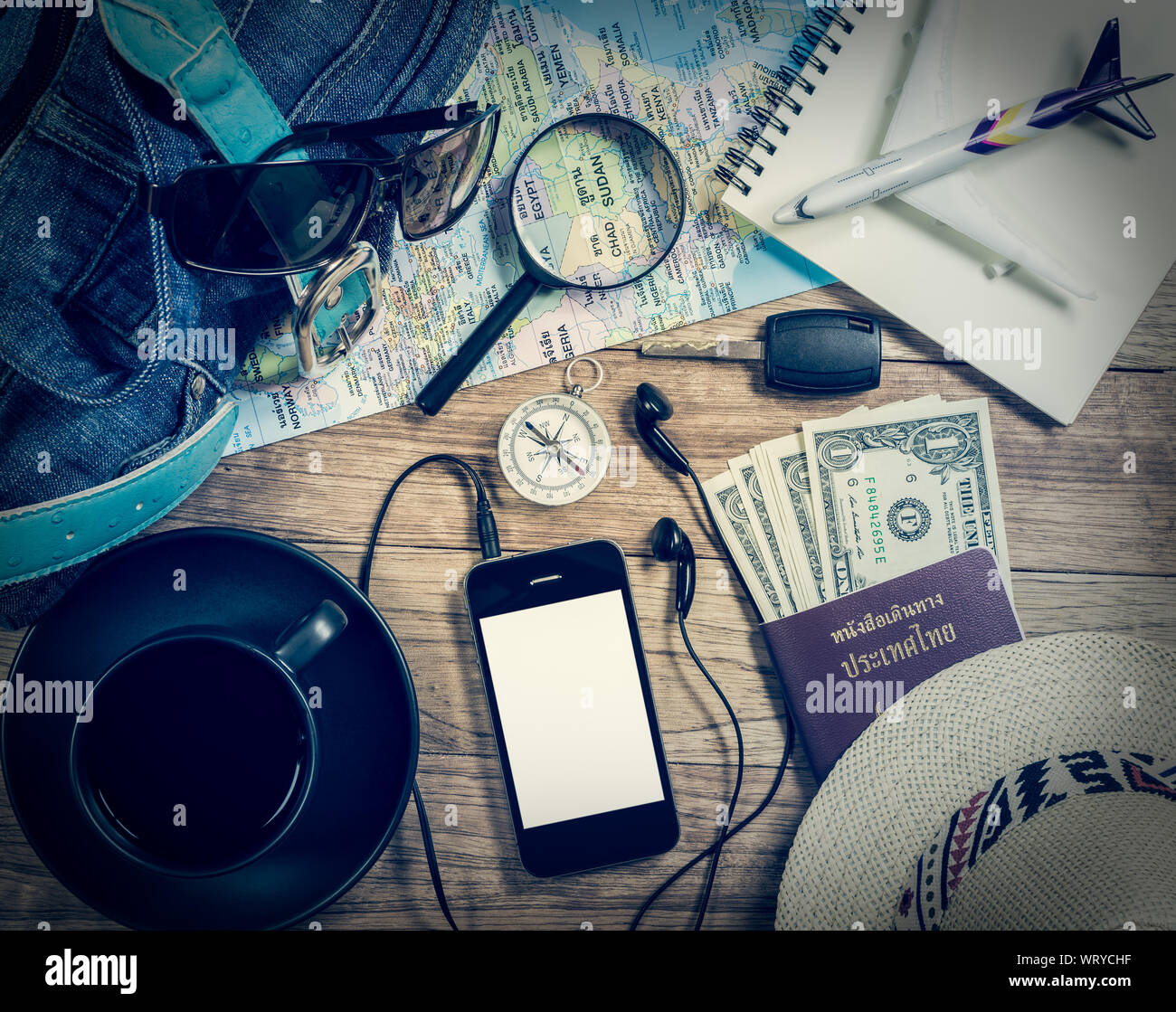 Satz von reisezubehör mit Smart Phone und Kaffee auf Holz vintage Hintergrund Stockfoto