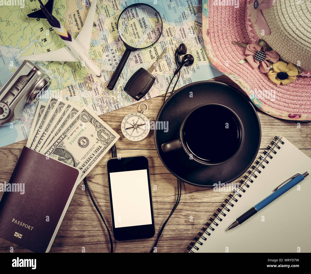 Satz von reisezubehör mit Smart Phone auf Holz vintage Hintergrund Stockfoto