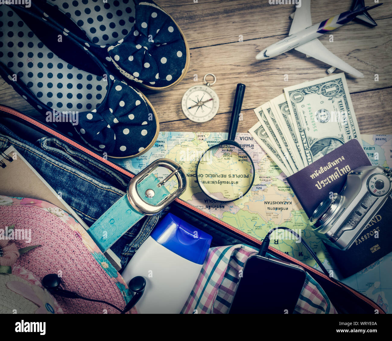 Satz von Travel Zubehör im Koffer mit Smart Phone auf Holz vintage Hintergrund Stockfoto